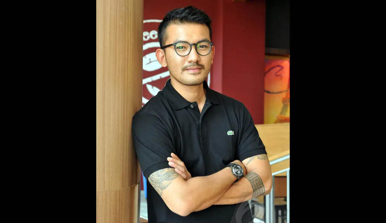Aktor tampan Rio Dewanto berpose saat hadiri jumpa pers untuk film Filosopi Kopi di Kuningan City, Jakarta, Kamis (8/1/2015). (Liputan6.com/Panji Diksana)