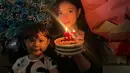 Diungkap Asmirandah, kejutan ini didapatkannya di jam 1 malam. Meski sudah tengah malam, namun Chloe masih bisa pamer senyumannya ketika berfoto bareng ibunda. Tidak hanya satu buket bunga, terlihat di unggahan lainnya, bintang film Ketika Cinta Bertasbih 2 ini mendapatkan sekitar 8 buket bunga dengan berbagai jenis dan warna bunga dari kerabatnya. (Liputan6.com/IG/@asmirandah8)
