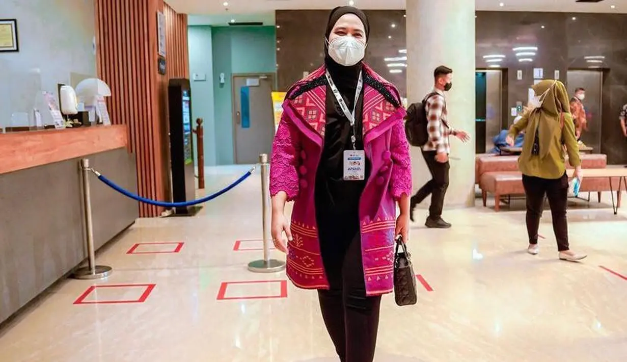 Unggahan Kahiyang dibanjiri banyak komentar dari netizen. Selain karena ulos apik yang ia kenakan, netizen kagum dan terpukau melihat penampilannya saat berhijab. (Instagram/ayanggkahiyang).