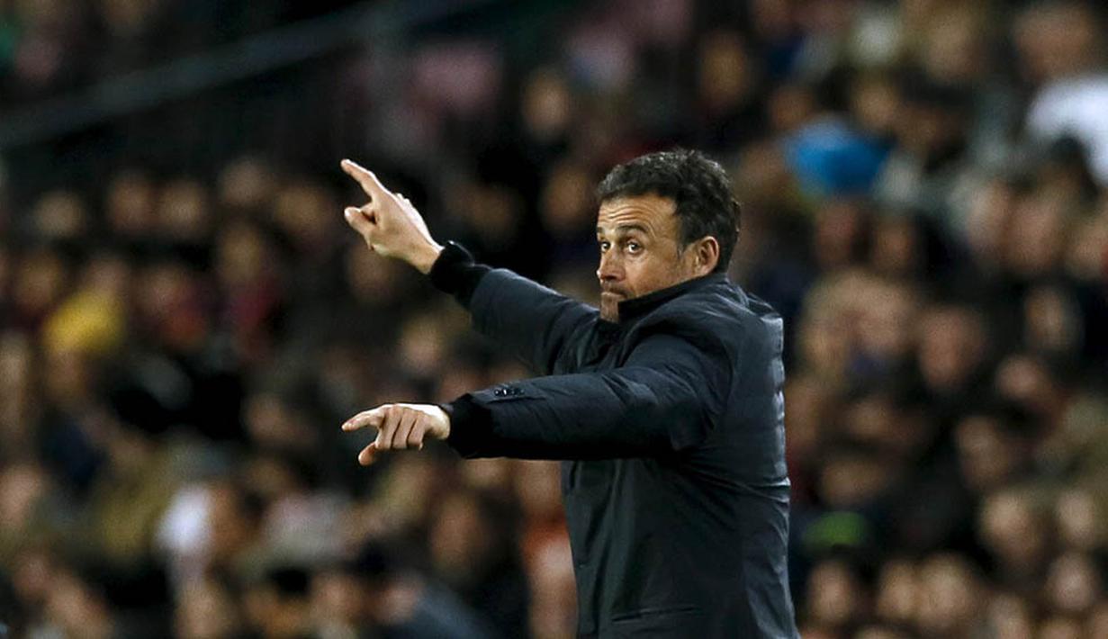 Pelatih Barcelona, Luis Enrique, memberikan instruksi kepada anak asuhnya saat laga melawan Sevilla. Barca menguasai jalannya laga dengan penguasaan bola 64 persen. (Reuters/Albert Gea)