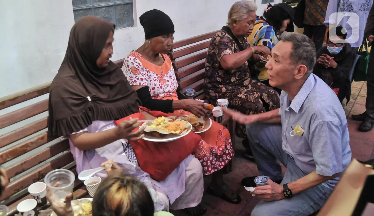 Jusuf Hamka menyapa warga yang sedang menyantap hidangan buka puasa di Wihara Dharma Bhakti, Jakarta, Rabu (5/4/2023). (merdeka.com/Iqbal S Nugroho)