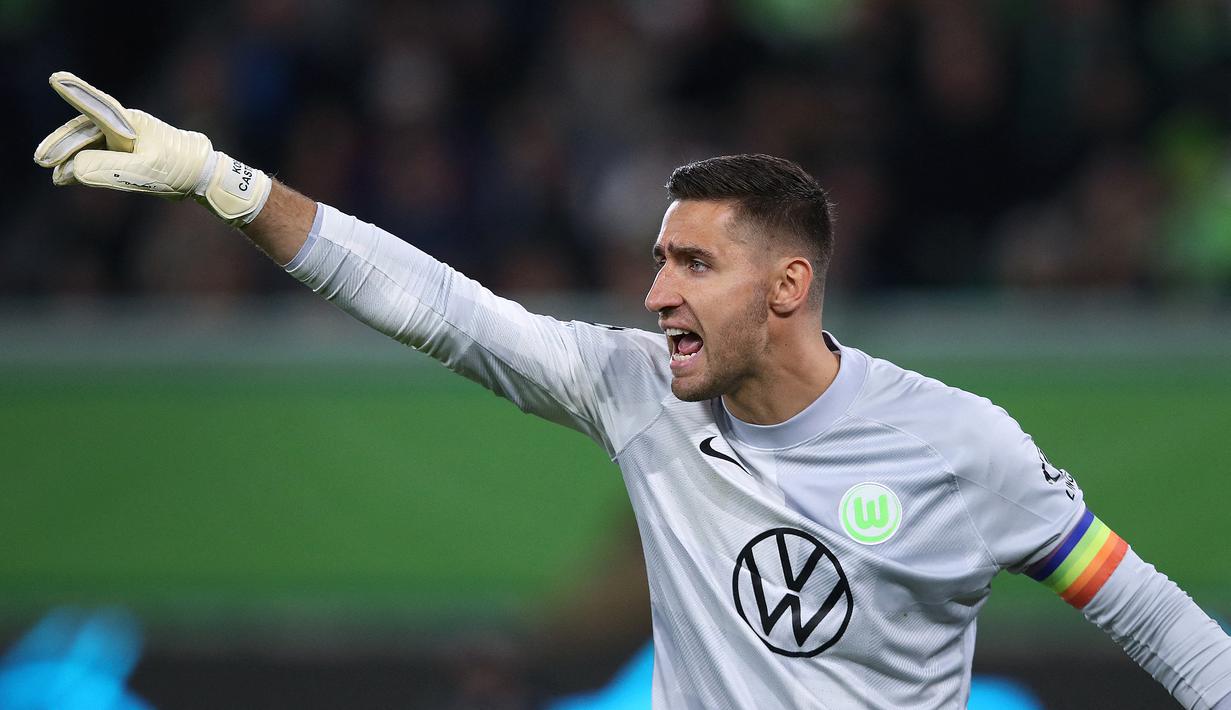 Koen Casteels. Kiper berusia 30 tahun ini kini tengah menjalani musim ke-8 bersama Wolfsburg di Bundesliga. Musim 2022/2023 ini ia telah tampil dalam 15 laga di semua ajang dengan torehan 5 kali clean sheet dan kebobolan 20 gol. Sementara bersama Timnas Belgia ia telah mengoleksi 5 caps di tim senior sejak melakukan debut pada 8 September 2020. (AFP/Ronny Hartmann)