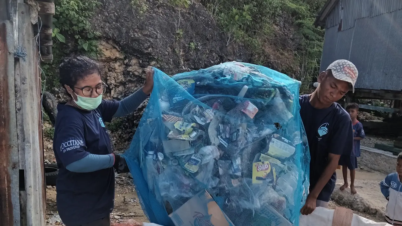 Aktivitas membersihkan sampah