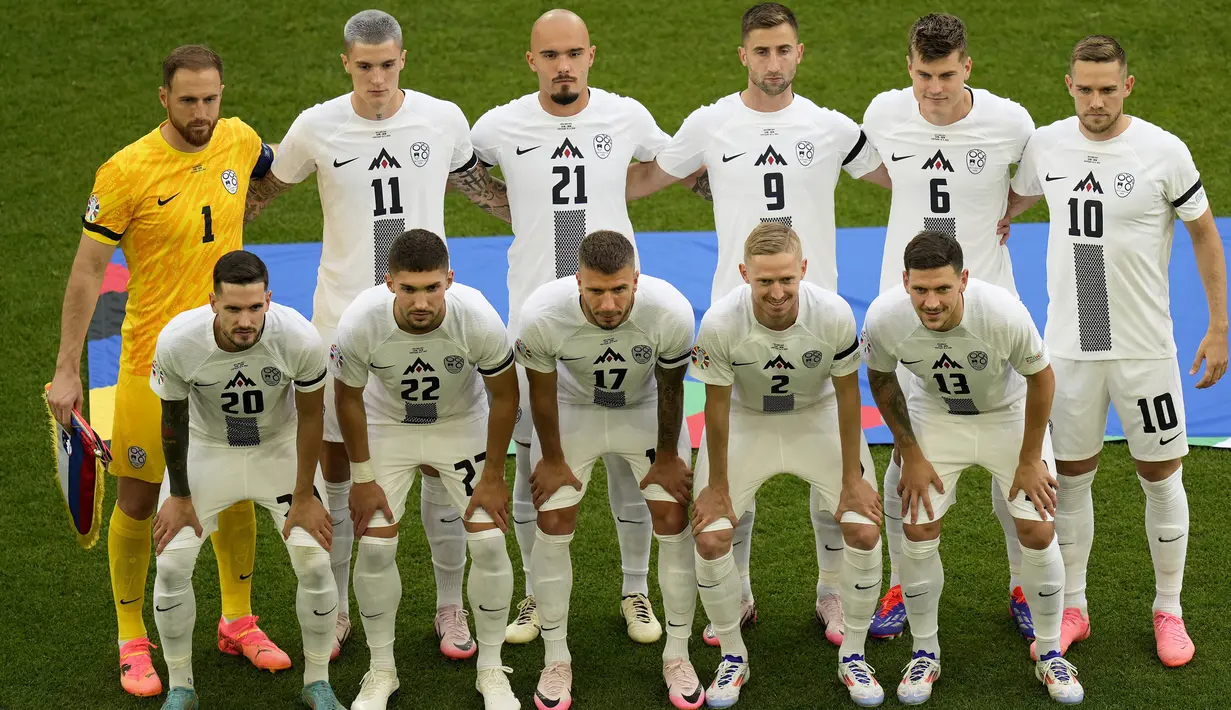 Para pemain starting XI Timnas Slovenia berfoto bersama jelang dimulainya laga Grup C Euro 2024 menghadapi Timnas Denmark di MHPArena, Stuttgart, Jerman, Minggu (16/6/2024). (AP Photo/Ariel Schalit)