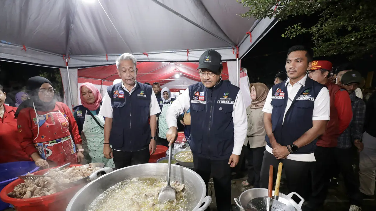 Menteri Sosial Saifullah Yusuf (Gus Ipul) bersama wakilnya, Agus Jabo Priyono turun langsung ikut menyiapkan sahur bagi para korban banjir di dapur umum Kantor Kelurahan Jatiasih, Kota Bekasi, Selasa (4/3/2025) dini hari (Istimewa)