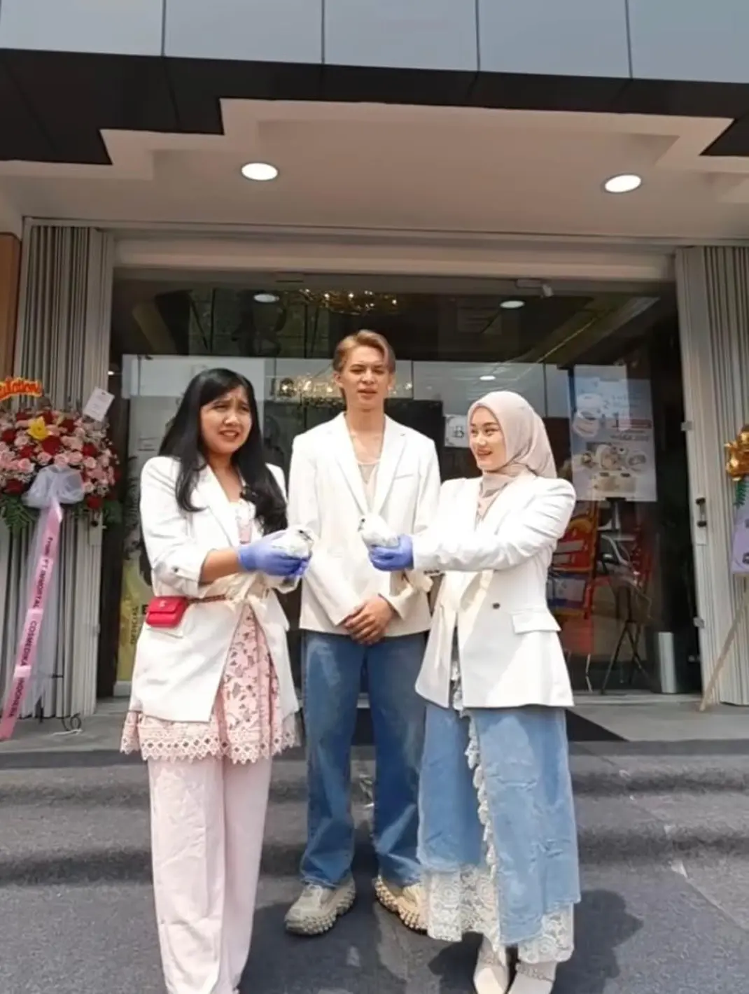 6 Potret Terbaru Rey Mbayang Bikin Pangling dengan Rambut Pirang ...
