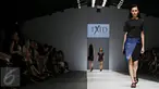 Model membawakan busana perancang Tex Saverio dalam Jakarta Fashion Week (JFW) 2016 di Jakarta, Sabtu (24/10/2015). Busana karya Tex Saverio tampil sebagai penutup pada hari pertama JFW 2016. (Liputan6.com/Immanuel Antonius)