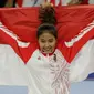 Pesenam Indonesia, Rifda Irfanaluthfi, berpose dengan bendera Merah Putih usai pertandingan Senam Artistik SEA Games 2019 di Kompleks Rizal Memorial, Manila, Senin (2/12/2019). Rifda Irfanaluthfi berhasil meraih medali dari nomor all-round individual putri cabang senam. (Bola.com/M Iqbal Ichsan)