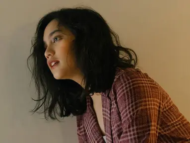 Berbeda dengan penampilan sebelumnya yang feminim dengan rambut panjang, kini Rachel Amanda lebih suka gaya penampilan klasik. Style rambut pendek Amanda berhasil bikin pangling. Rachel Amanda kini tampak lebih dewasa dan elegan. (Liputan6.com/IG/@auroramanda95)