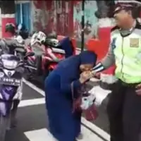 Inilah cerita emak-emak yang nggak terima ditilang lalu gigit polisi hingga videonya viral. (Foto: Istimewa)