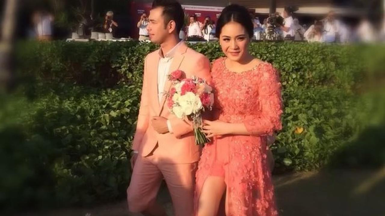Raffi dan Gigi terlihat serasi mengenakan outfit couple berwarna salem, mencerminkan kebahagiaan mereka saat merayakan kebersamaan.<br>