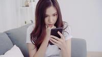Saat bermain gadget, Sahabat Fimela harus meletakkannya agar tidak terlalu dekat dengan mata. (Foto: Freepik/tirachardz)