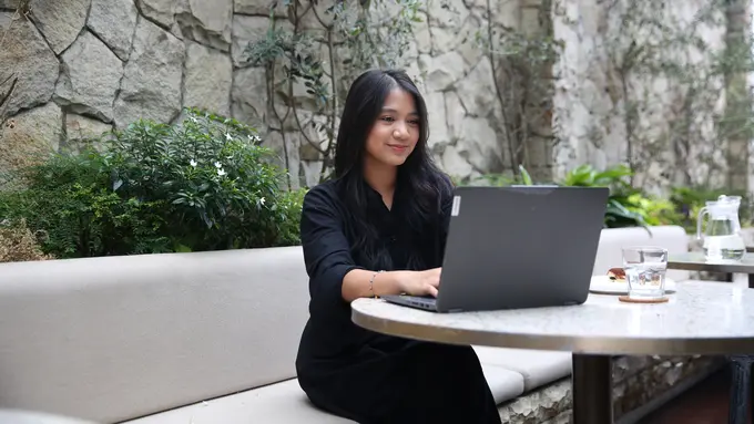 wanita mei sikap tegas elegan