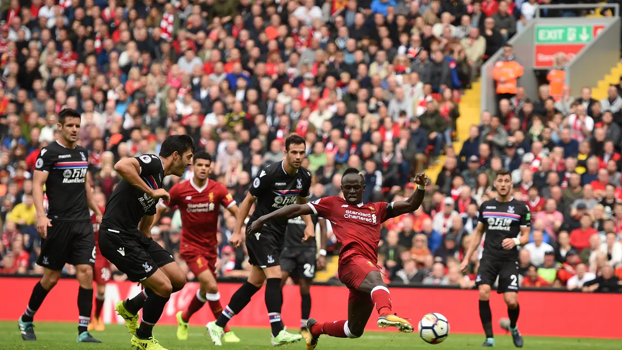 Winger Liverpool, Sadio Mane (dua dari kanan), menceploskan bola ke gawang Crystal Palace di Anfield, Sabtu (19/8/2017). The Reds menang 1-0. (AFP/Oli Scarf)