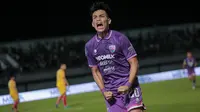 Pemain Persita Tangerang, Muchamad Wildan Ramdhani Nugraha merayakan gol kedua timnya saat laga pekan pertama BRI Liga 1 2022/2023 antara Persita Tangerang melawan Persik Kediri di Indomilk Arena, Tangerang, Senin (25/07/2022). (Bola.com/Bagaskara Lazuardi)