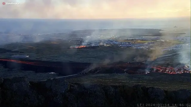 Lava dari gunung berapi meletus di Islandia yang membakar sebuah bangunan dekat kota Grindavik, Minggu 14 Januari 2024. (LIVEFROMICELAND.IS via AP).