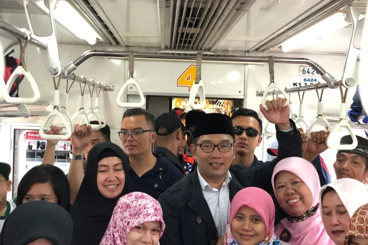 Cagub Jawa Barat Ridwan Kamil berfoto selfie bersama para penumpang KRL Bekasi (Istimewa)