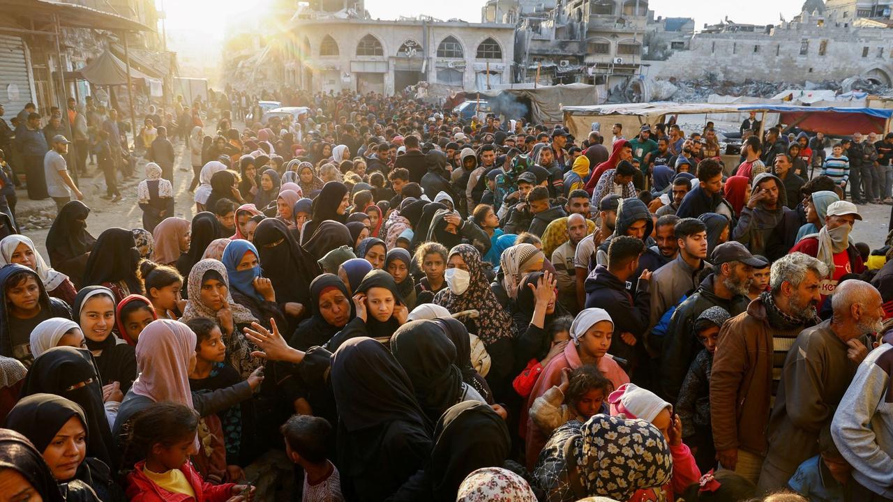 Ribuan warga Palestina berdesakan antre roti