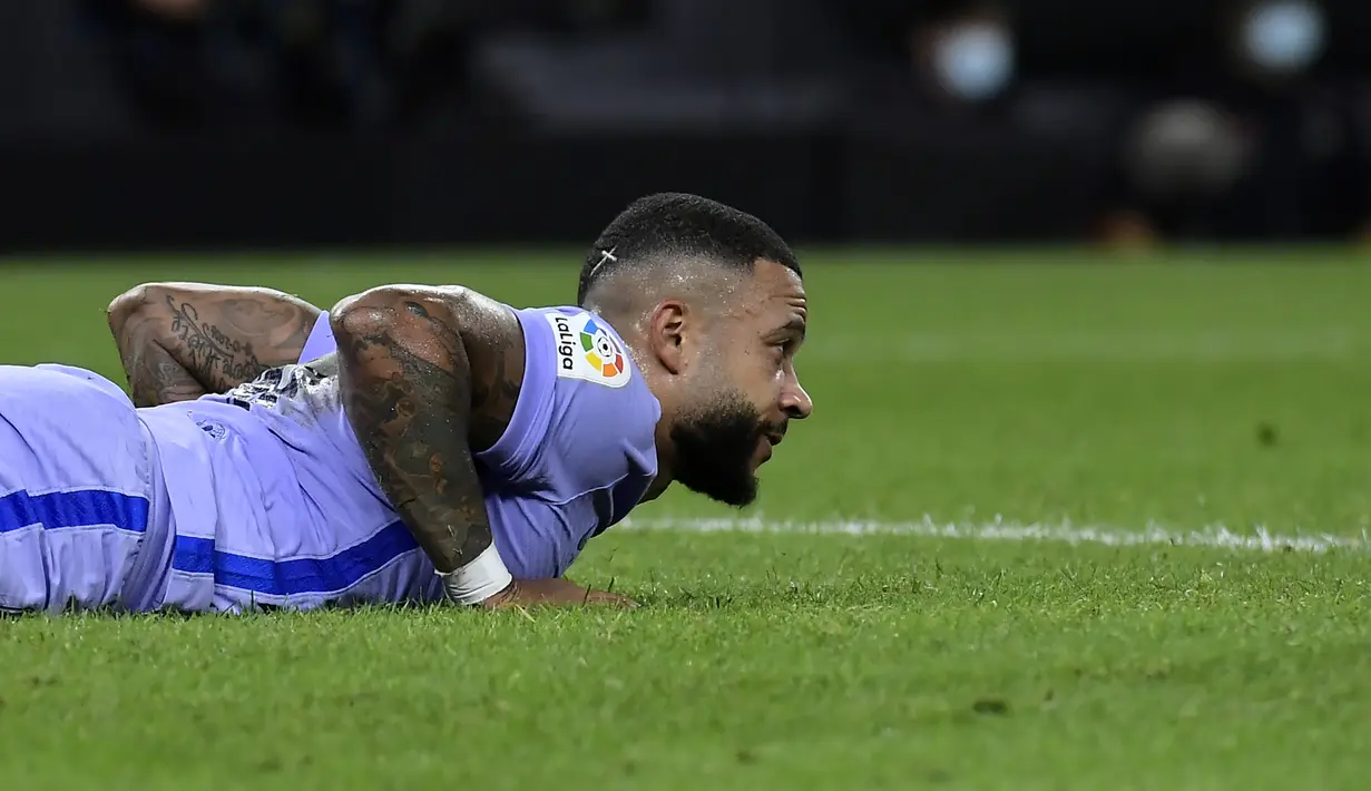 Memphis Depay berpeluang mencetak gol keduanya pada menit ke-86. Tendangannya usai menerima umpan hasil serangan balik Frenkie de Jong masih melenceng di sisi kanan gawang Athletic Bilbao. Hingga laga usai skor 1-1 tetap bertahan. (Foto: AP/Alvaro Barrientos)