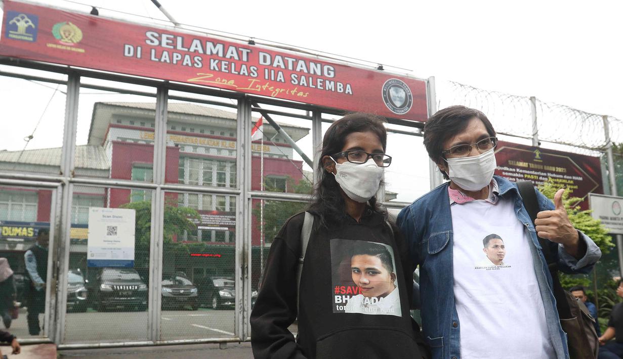 Pendukung Bharada Richard Eliezer Pudihang Lumiu berada di depan Lembaga Pemasyarakatan (Lapas) Kelas II A Salemba, Jakarta, Senin (27/2/2023). Pemindahan Bharada Eliezer dalam rangka menjalani eksekusi atas putusan Majelis Hakim Pengadilan Negeri Jakarta Selatan dengan pidana penjara selama satu tahun enam bulan. (Liputan6.com/Herman Zakharia)