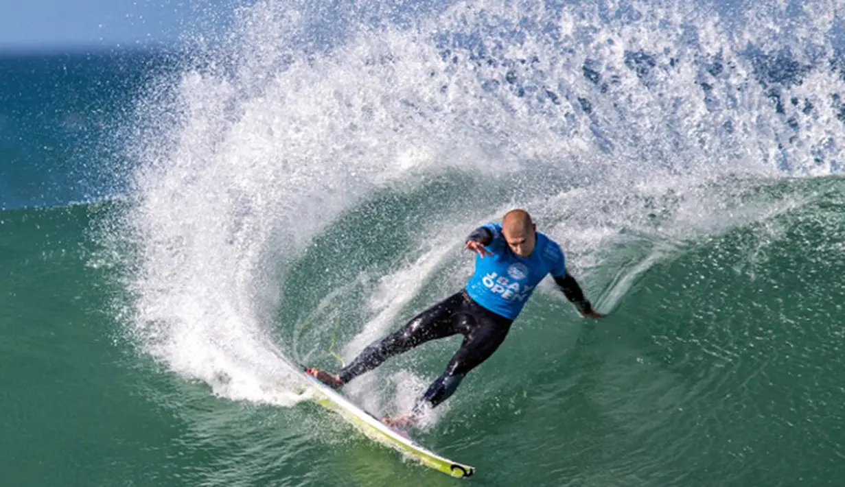Peselancar Australia, Mick Fanning surfing saat beraksi di final kejuaraan kompetisi surfing dunia di teluk Jeffrey's Afrika Selatan, (19/7/2015). Mick Flanning lolos dari serangan hiu tanpa cedera. (AFP PHOTO/STAN BLUMBERG)