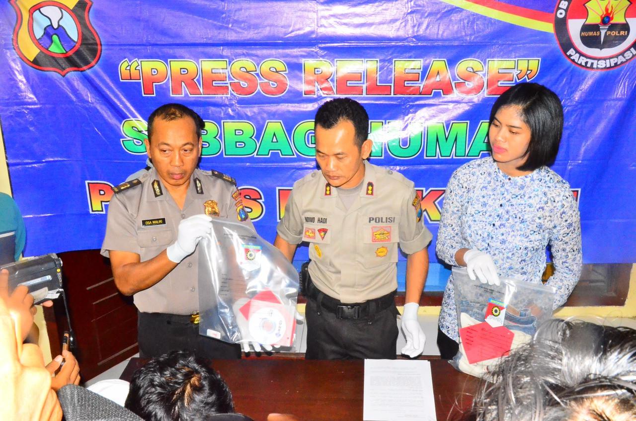 Si pemeran pria dalam video mesum di ruang tunggu itu dijemput paksa polisi malam-malam sebelum ditetapkan menjadi tersangka. (Liputan6.com/Mohamad Fahrul)