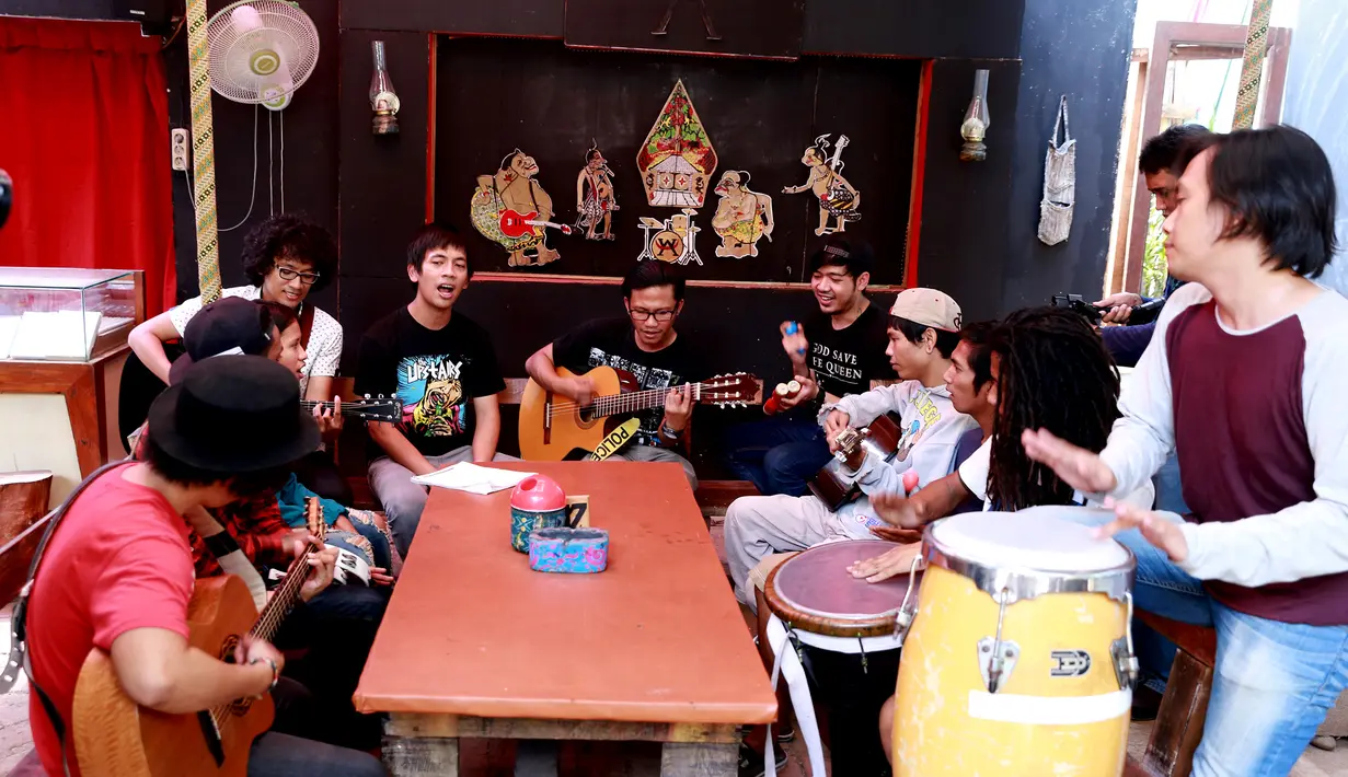 Saat itu, sebagai anak sekolah, Rian Dkk belum memiliki banyak uang untuk bisa latihan di studio musik. 'Jadi kita emang dulu hobinya latihan, kami ga mau ngerepotin orangtua' ujar rian lagi. (Wimbarsana Kewas/Bintang.com)