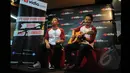 Pemenang ketiga dan kedua Music Video Contest, Eros Tjokro  (kiri) dan Dibya Dika (kanan) saat berduet di kantor Vidio.com, SCTV Tower, Jakarta, Rabu (28/1/2015). (Liputan6.com/Herman Zakharia)