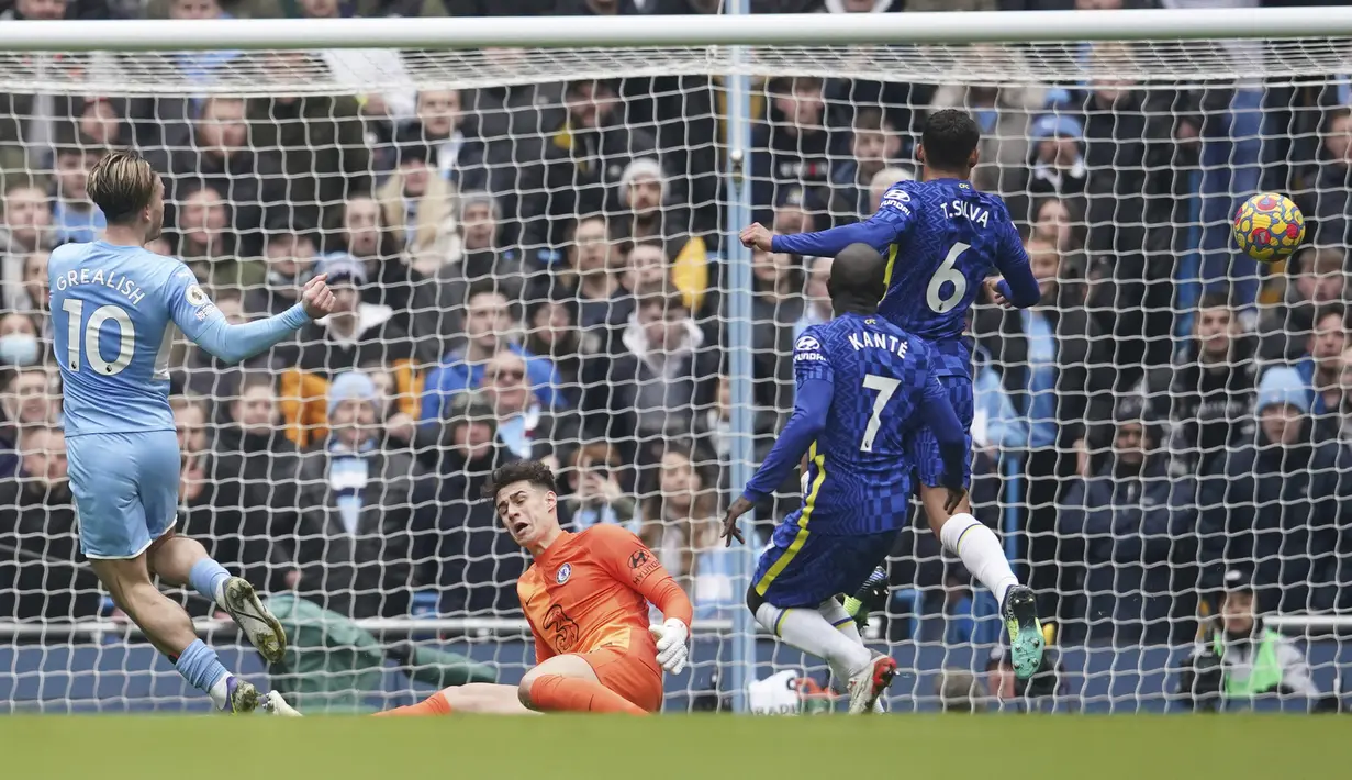 Pada menit ke-39 Manchester City kembali mendapat peluang. Tembakan Jack Grealish dari depan kotak penalti usai menerima umpan Kevin De Bruyne masih membentur kaki Kepa Arrizabalaga. Skor 0-0 bertahan hingga babak pertama usai. (AP/Dave Thompson)