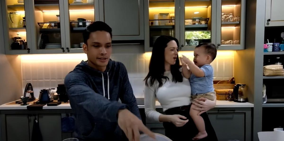 9 Potret Dapur Rumah Randy Pangalila yang Jarang Tersorot, Jadi Area Terfavorit - Punya Banyak Koleksi Mesin Kopi Lengkap