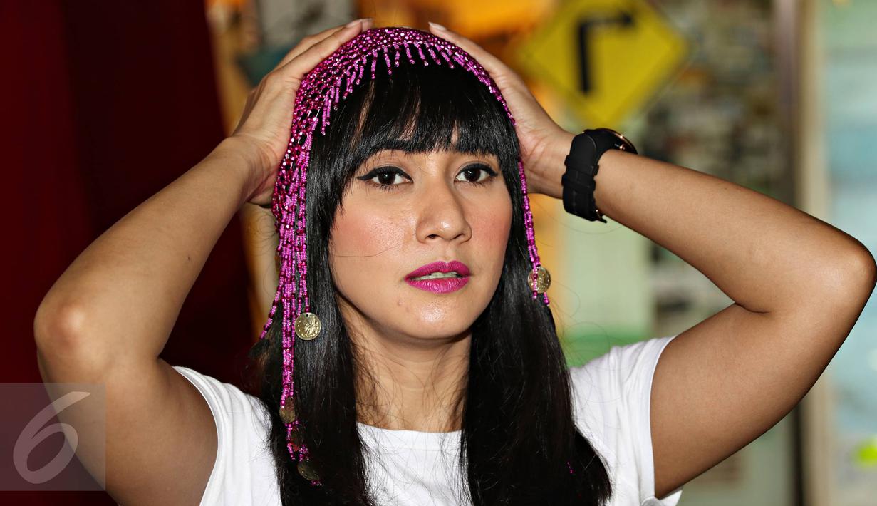 Cut Memey saat beraksi di kawasan Blok M, Jakarta Selatan, Senin (7/12/2015). Dalam rangka merayakan HUT-nya yang ke-35, Cut Memey bersama sejumlah pengamen tampil untuk menghibur warga saat jam makan siang. (Liputan6.com/Immanuel Antonius)