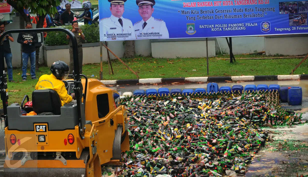 Sebuah alat berat dikerahkan untuk menghancurkan botol miras, Tangerang, Minggu (28/2/2016). Penghancuran miras dalam rangka HUT Kota Tangerang ke-23. (Liputan6.com/Faisal R Syam) 