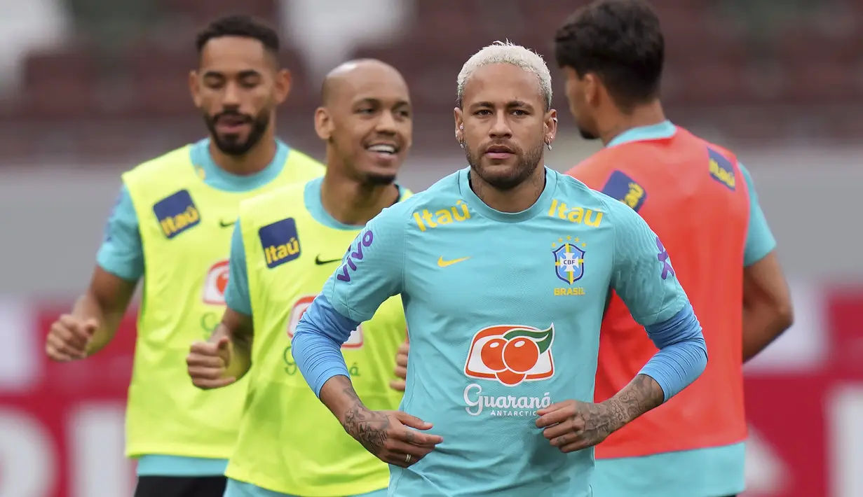 Penyerang timnas Brasil Neymar dan rekan satu timnya melakukan pemanasan selama sesi latihan resmi di National Stadium di Tokyo Minggu (5/6/2022). Timnas Brasil akan menghadapi Jepang dalam laga persahabatan di Japan National Stadium pada hari Senin 6 Juni 2022, pukul 17.20 WIB. (AP Photo/Eugene Hoshiko)