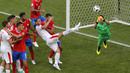 Pemain Serbia, Branislav Ivanovic (tengah) mencoba menendang bola saat duel dengan pemain Kosta Rika pada laga grup E Piala Dunia 2018 di Samara Arena, Samara, Rusia, (17/6/2018). Serbia menang 1-0. (AP/Vadim Ghirda)
