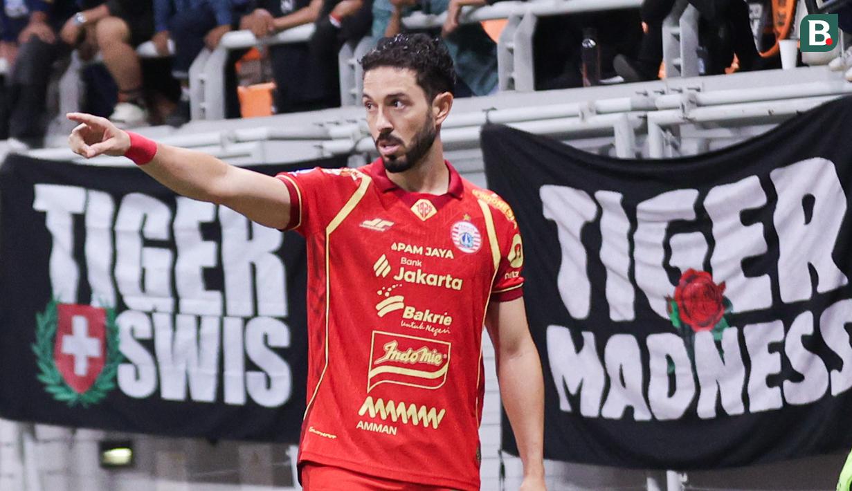 Pemain baru Persija Jakarta, Jean Mota melakukan tendangan sudut pertamanya di BRI Super League 2025/2026 bersama ketika melawan PSM Makassar di Jakarta International Stadium (JIS), Jumat (20/2/2026) malam WIB. (Bola.com/Abdul Aziz)