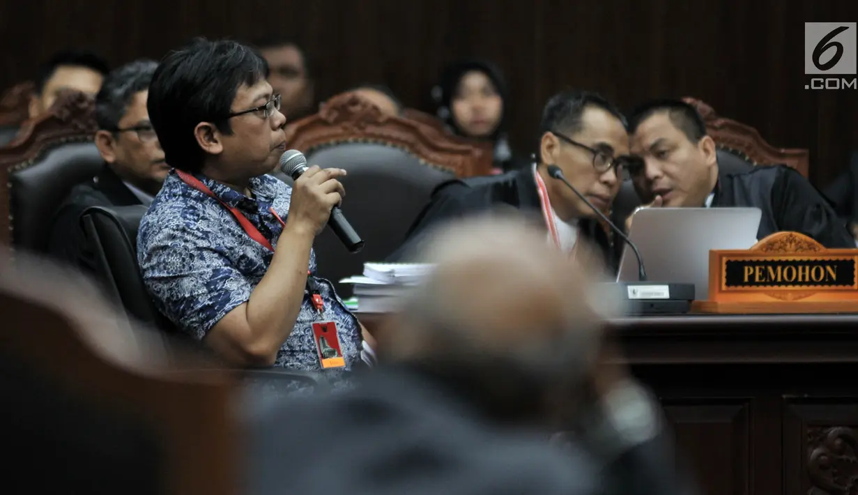 Saksi fakta Pemohon, Hermansyah saat memberikan kesaksian dalam sidang lanjutan sengketa Pilpres 2019 di Mahkamah Konstitusi, Jakarta, Rabu (19/6/2019). Kuasa hukum Pemohon menghadirkan 15 saksi fakta dan 2 saksi ahli pada sidang lanjutan sengketa Pilpres 2019. (merdeka.com/Iqbal S. Nugroho)