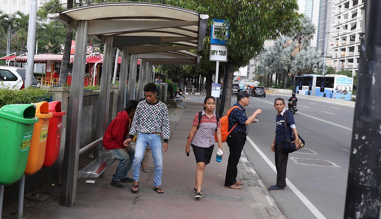Aktivitas pejalan kaki di atas trotoar kawasan MH Thamrin, Jakarta, Selasa (6/3). Penataan jalan dan trotoar jalan kawasan Sudirman hingga MH Thamrin juga untuk meningkatkan citra Ibu Kota dalam menyambut Asian Games 2018. (Liputan6.com/Immanuel Antonius)