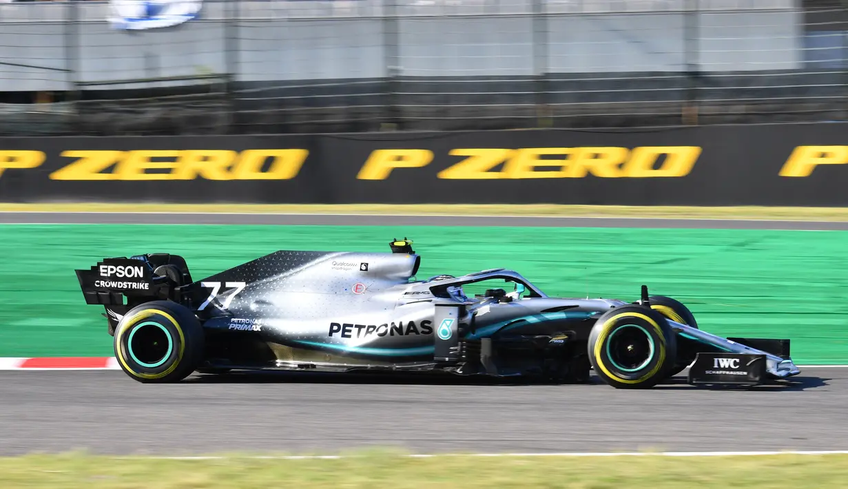 Pembalap Mercedes, Valtteri Bottas memacu mobilnya selama balapan Formula 1 (F1) GP Jepang di Sirkuit Suzuka, Minggu (13/10/2019). Valtteri Bottas berhasil menjadi juara F1 GP Jepang dengan mencatatkan waktu kemenangan 1 jam 23 menit 21,510 detik. (Toshifumi KITAMURA/AFP)
