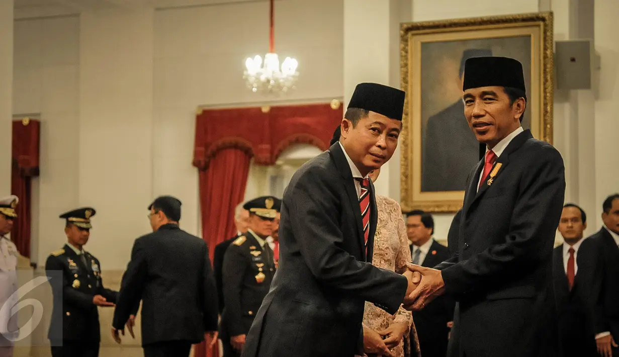 Presiden Jokowi (kanan) memberikan ucapan selamat kepada Ignasius Jonan setelah acara pelantikan Jonan sebagai Menteri ESDM baru dan Arcandra Tahar sebagai Wakil Menteri ESDM di Istana Negara, Jakarta, Jumat (14/10). (Liputan6.com/Faizal Fanani)