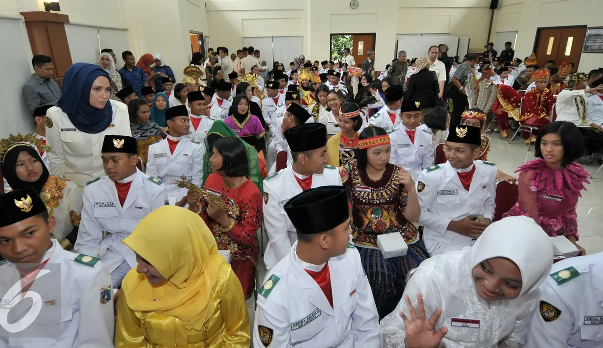 Anggota Paskibraka 2016 saat mengikuti penutupan diklat nasional Paskibraka 2016, Cibubur, Jakarta, Rabu (24/8). Menpora tutup diklat Paskibraka Nasional 2016 dan serah terima kepada purna Paskibraka. (Liputan6.com/Yoppy Renato)
