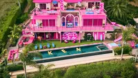 Menyambut liburan musim panas, Airbnb menghadirkan Malibu Dream House Barbie dengan mengusung konsep gaya gemerlap khas Ken. Document / Airbnb.