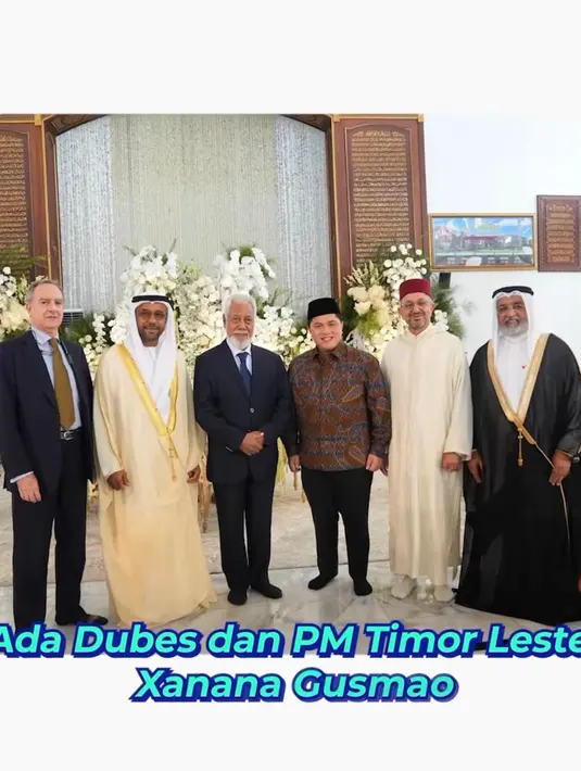 Kemudian menteri BUMN Erick Thohir yang mengenakan kemeja batik coklatnya. [@erickthohir].