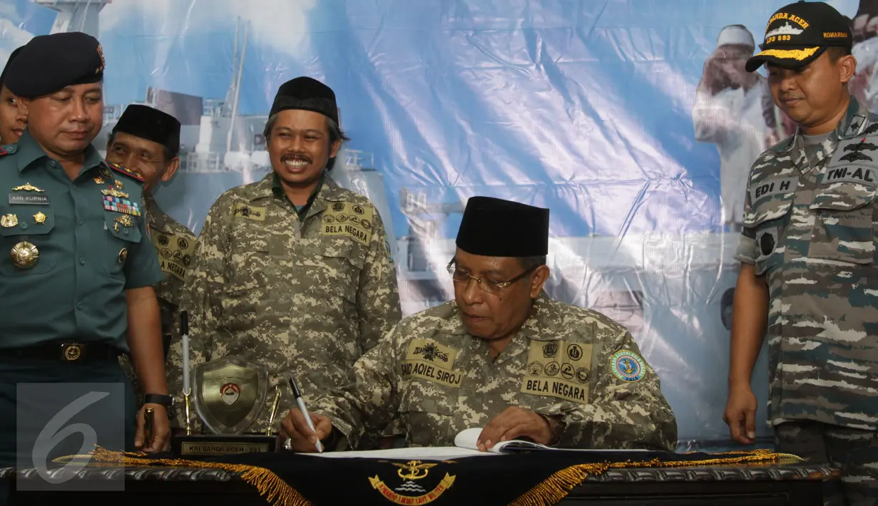 Ketua Umum PBNU,KH Said Aqil Siradj saat penandatangan di Pelabuhan Kolin Lamil Tanjung Priok, Jakarta, Sabtu (21/11). Pelayaran Satri Bela Negara bertujuan untuk memberikan penanaman rasa cinta tanah air untuk para santri. (Liputan6.com/Faizal Fanani)