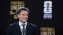 Legenda sepak bola Uruguay, Diego Forlan, berpose di karpet merah menjelang acara Undian Resmi Piala Dunia 2026 di John F. Kennedy Center for the Performing Arts, Washington, DC, Amerika Serikat, 5 Desember 2025. (Kevin Dietsch/Getty Images/AFP)