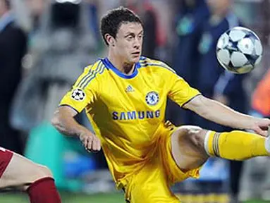 Chelsea'a Wayne Bridge vies for the ball with CFR Cluj's Tony during their UEFA Champions League group stage match in Cluj-Napoca city, on October 1, 2008. AFP PHOTO/DANIEL MIHAILESCU