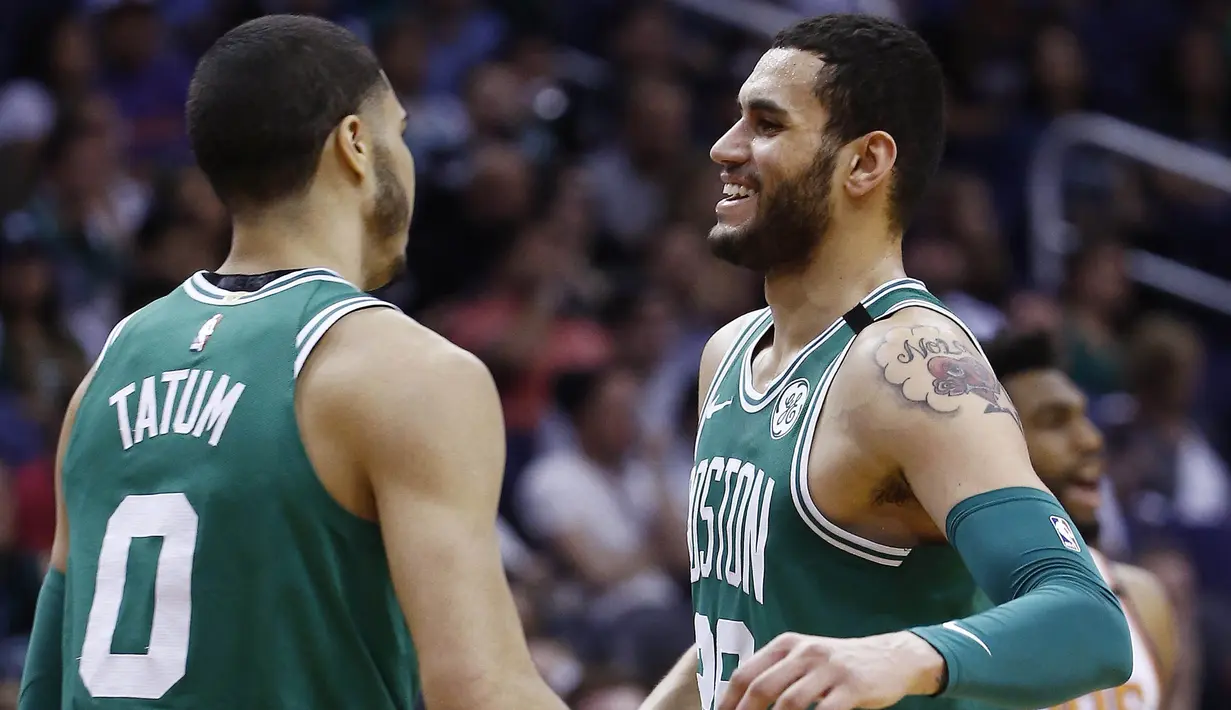 Pebasket Boston Celtics, Jayson Tatum dan Abdel Nader, merayakan kemenangan atas Phoenix Suns pada laga NBA di Talking Stick Resort Arena, Selasa (27/3/2018). Boston Celtics menang 102-94 atas Phoenix Suns. (AP/Ross D. Franklin)