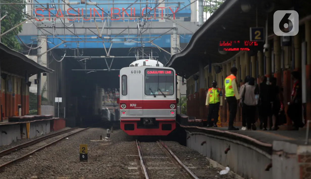 Hanya saja, kata Suryadi, kondisi PT Kereta Commuter Indonesia (KCI) terancam tidak dapat mengganti 10 unit rangkaian KRL Jabodetabek yang akan pensiun pada 2023 beserta 19 unit pada 2024. (Liputan6.com/Johan Tallo)
