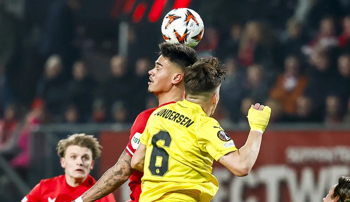 Bek Timnas Indonesia, Mees Hilgers akhirnya kembali bermain full untuk klubnya, FC Twente. Pemain berdarah Manado itu sempat menepi sekitar satu bulan karena cedera hamstring. (AFP/Vincent Jannink)