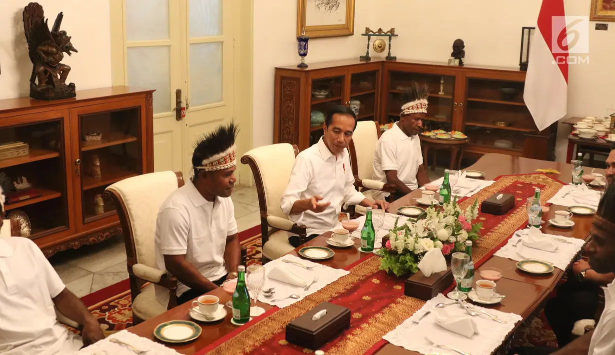 Presiden Joko Widodo (Jokowi) berbincang dengan pemenang lomba festival Gapura Cinta Negeri saat makan siang bersama di Istana Merdeka, Selasa (3/9/2019). Pemenang lomba yang diundang makan siang bersama Jokowi, yakni warga yang berasal dari Yapen dan Nduga, Papua. (Liputan6.com/Angga Yuniar)