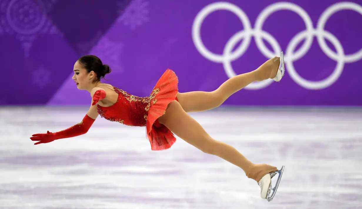 Aksi Alina Zagitova dari Rusia dalam kejuaraan figure skating putri selama Olimpiade Musim Dingin Pyeongchang 2018 di Pyeongchang Medals Plaza (23/2). Alina Zagitova mengalahkan rekan senegaranya Evgenia Medvedeva. (AFP Photo/Kirill Kudryavtsev)